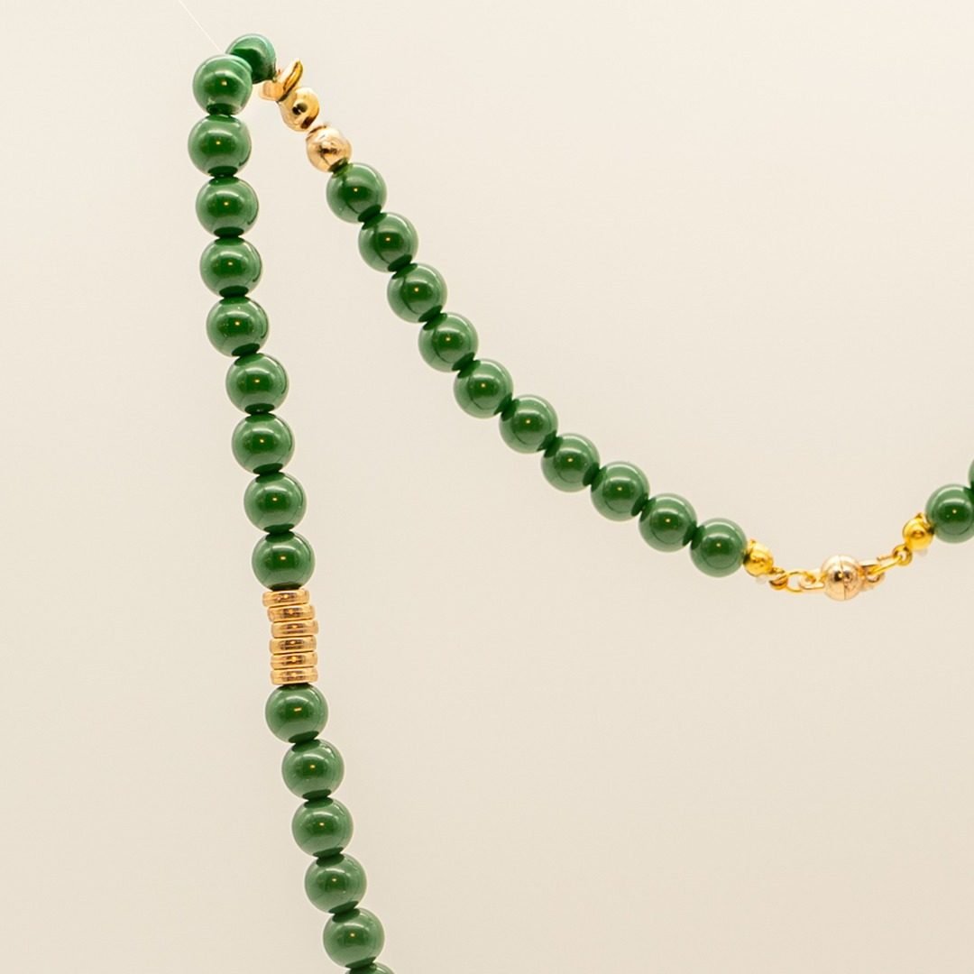 Pormenor da Colar Alecrim — Contas verdes (tipo jade / ágata verde) e apontamentos dourados
