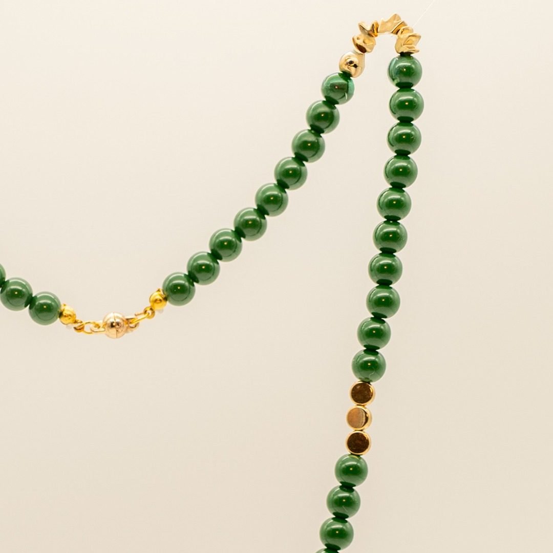 Pormenor da Colar Alecrim — Contas verdes (tipo jade / ágata verde) e apontamentos dourados