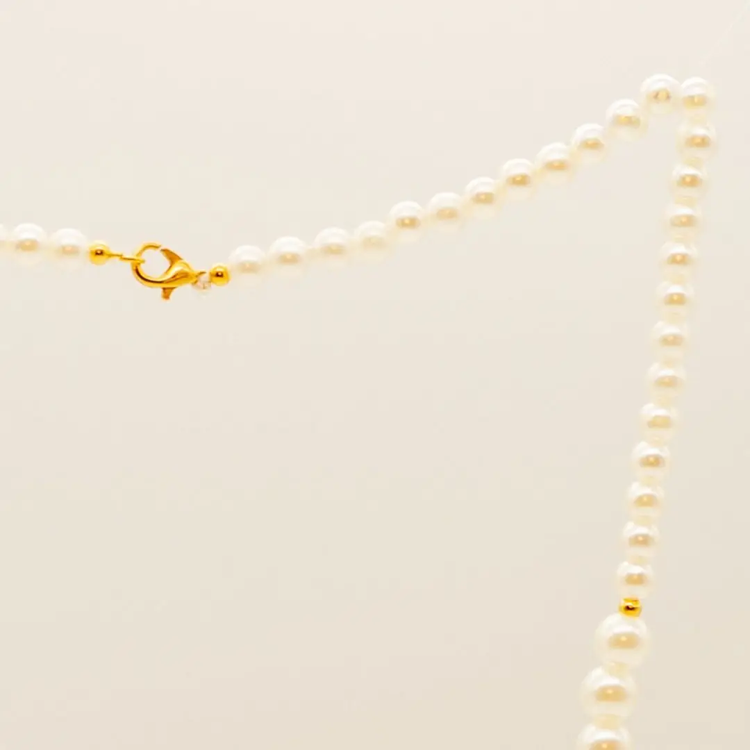 Pormenor da Colar Pérola & Ouro — Pérolas (vidro/concha) com apontamentos dourados e fecho em aço dourado
