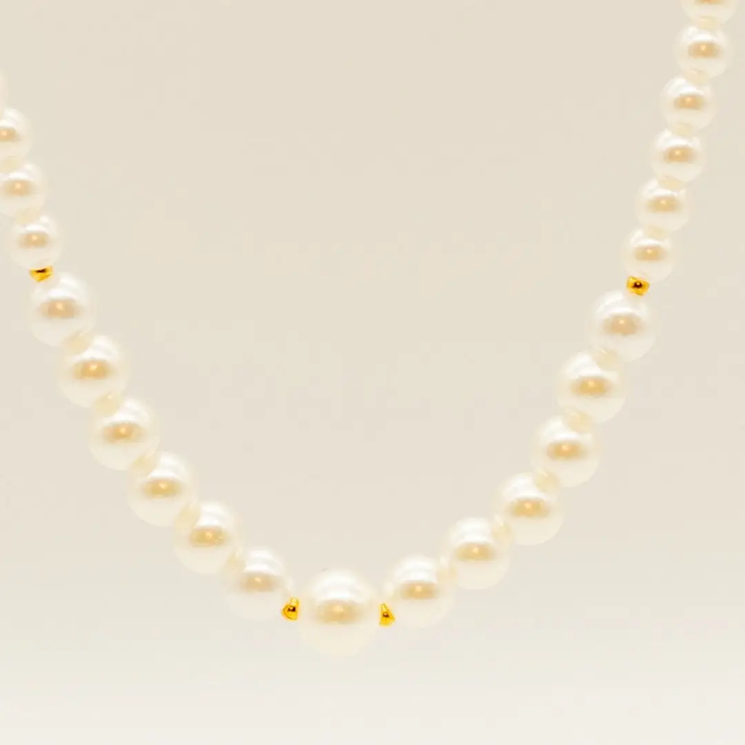 Pormenor da Colar Pérola & Ouro — Pérolas (vidro/concha) com apontamentos dourados e fecho em aço dourado