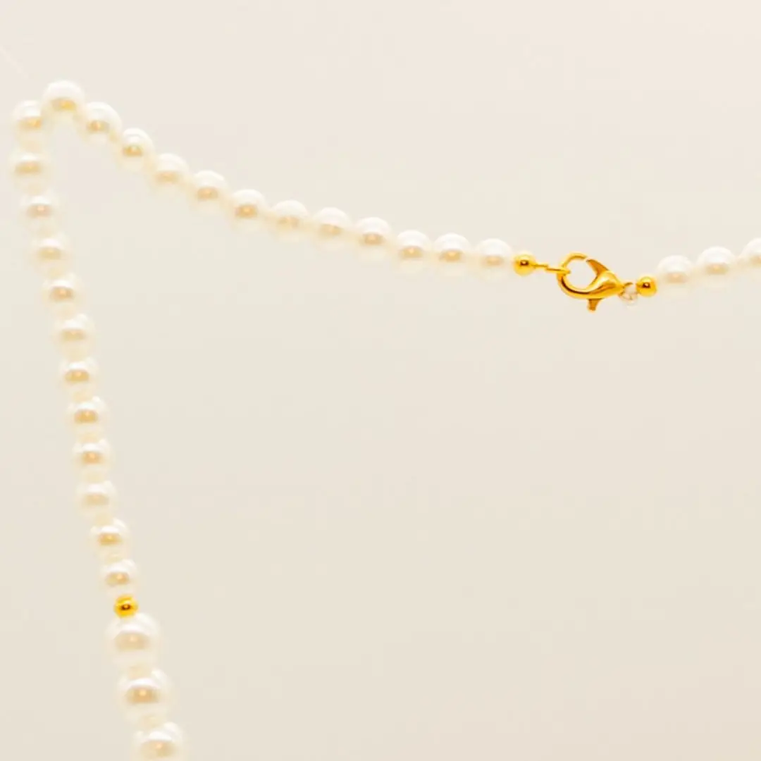 Pormenor da Colar Pérola & Ouro — Pérolas (vidro/concha) com apontamentos dourados e fecho em aço dourado