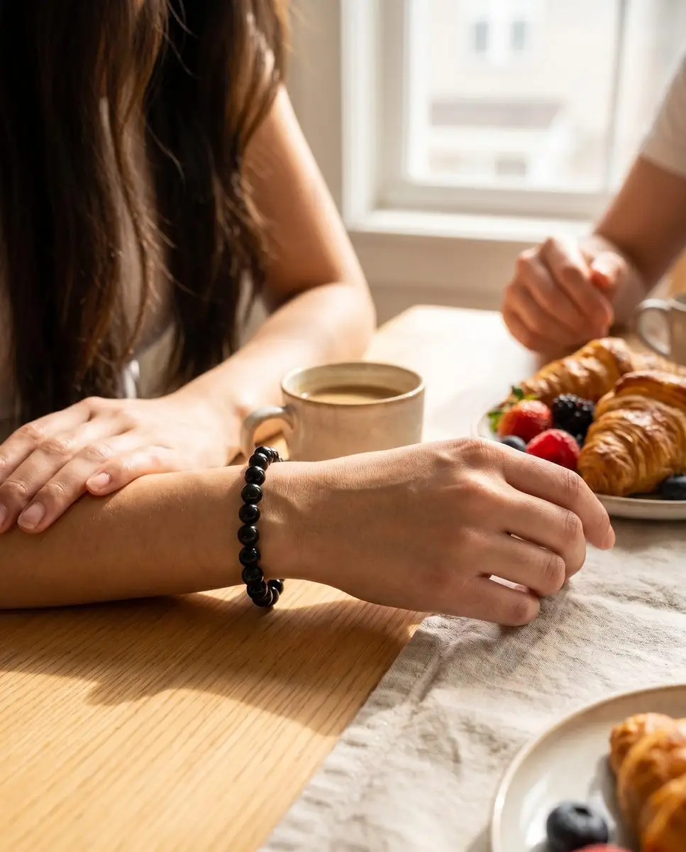 Pulseira Ébano em uso — bijuteria artesanal Amor em Peças